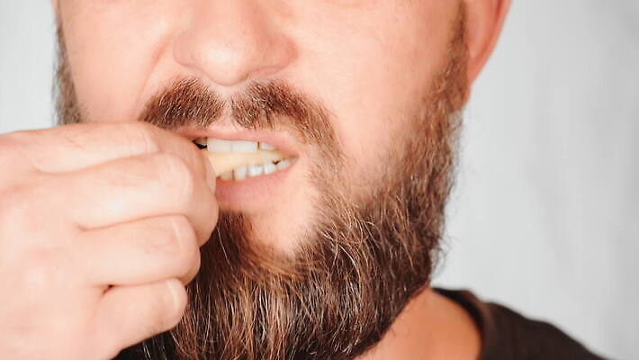 백인 라이프스타일 손 남자 얼굴 음식 다이어트 부분 손가락 수염 감자 패스트푸드 육류 한명 사람 성인 식사 저녁식사 튀김 잡기 입 닫기 치아 폐기물 먹기 배고픔 입술 속도 테이크아웃 칼로리 마요네즈 토막 프랑스어 점심식사 나쁜 빵가루 해로움 4K MOV 해외동영상 클립영상 서양인 문자 1 컨셉 채소 식재료 모션 건강 생활 신체부위 소화기관 소스_음식 인스턴트 쓰레기 동영상 파일형식