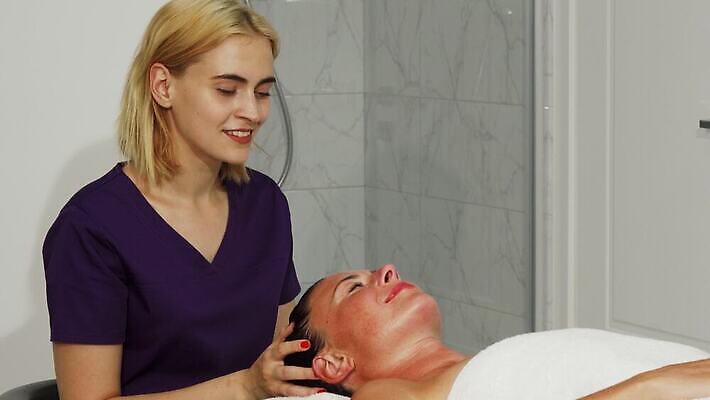 직업 라이프스타일 여행 호텔 휴식 건강 두명 뷰티 머리 상점 스파 침묵 화장품 마사지 미용사 종업원 소중 고객 마사지사 서비스 만족 휴양지 테라피 내추럴 돌봄 보습 안마사 치료사 치유 4K MOV 해외동영상 클립영상 감정 컨셉 모션 숙소 사람 생활 신체부위 소리 장소 동영상 파일형식