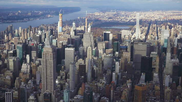 건축양식 안테나 사람없음 건물 여름 강 도시풍경 맑음 고층빌딩 미국 도시 도심 뉴욕 지역 스카이라인 맨해튼 이웃 항공촬영 랜드마크 허드슨강 4K 설정숏 MOV 해외동영상 클립영상 건축물 계절 건축 뷰포인트 북아메리카 통신 날씨 촬영기법 풍경 빌딩 동영상 파일형식