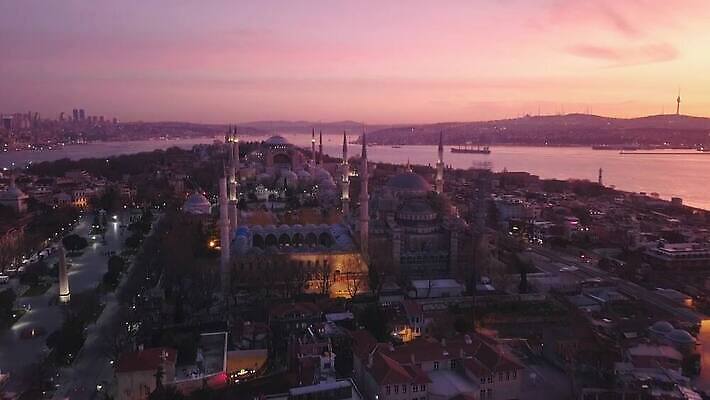 종교 여행 중동 건축양식 아침 이스탄불 따뜻함 안테나 파노라마 사람없음 건물 하이앵글 일출 일몰 새벽 도시 사찰 역사 이슬람교 모스크 방문 칠면조 천연기념물 드론 라마단 랜드마크 아랍어 4K MP4 튀르키예 해외동영상 클립영상 주간 자연요소 건축물 건축 나라 아시아 뷰포인트 통신 종교건축 조류 촬영기법 노을 동영상 파일형식