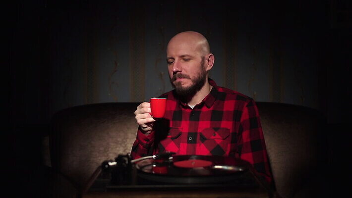 직업 음악 백그라운드 셔츠 한명 컵 빨간색 파티 검은색 소리 듣기 장비 판넬 역 볼륨 혼합 DJ 책상 오디오 대머리 아날로그 시스템 스테레오 비닐 멍청이 제어 플레이어 힙스터 MOV 해외동영상 클립영상 1 헤어스타일 식기 패션 컬러 가구 상의 교통시설 모션 재질 문화예술 사람 이벤트 전자제품 동영상 파일형식