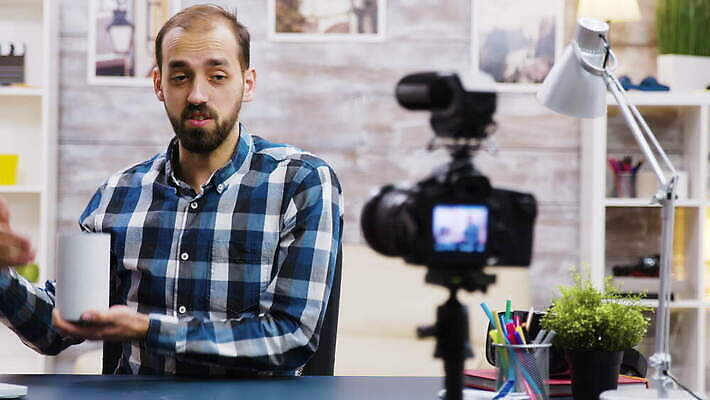 라이프스타일 남자 컨셉 인터넷 통신 주택 실내 대화 사람 성인 두명 전자제품 카메라 장비 업무 어플리케이션 휴대용 스마트 오디오 온라인 동영상 리뷰 블로거 소셜 크리에이터 1인미디어 4K 인트로 MOV 해외동영상 클립영상 직업 말하기 내부 건물 생활 작업 오브젝트 방송 파일형식