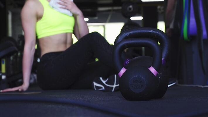 라이프스타일 여자 스포츠 신체 다이어트 모션 휴식 운동선수 건강 피곤 한명 수건 운동 섹시 힘 에너지 성형수술 결심 보디빌딩 보디빌더 연습 체육관 땀 힘듦 크로스핏 자극 4K MOV 해외동영상 클립영상 1 컨셉 사람 생활 위생용품 헬스 수술 동영상 파일형식