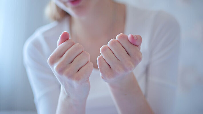 라이프스타일 손 여자 컨셉 한명 사람 스파 흰색 침대 매끈함 손목 피부 크림 피부관리 로션 돌봄 바디케어 수분크림 위생관리 MOV 해외동영상 클립영상 1 컬러 가구 모션 관리 생활 신체부위 뷰티 화장품 감각 동영상 파일형식