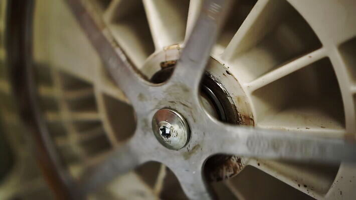 가사 부분 모션 놀이 사람없음 내부 금속 기계 손상 운전 덮개 벨트 흰색 원형 수리 씻기 빨래 진동 서비스 속도 눈금 드럼 세탁기 엔진 정비공 동영상 모터 깨짐 돌리기 베어링 철강 MOV 해외동영상 클립영상 도형 잡화 컬러 컨셉 재질 타악기 청결 가전제품 뚜껑 기술자 파일형식