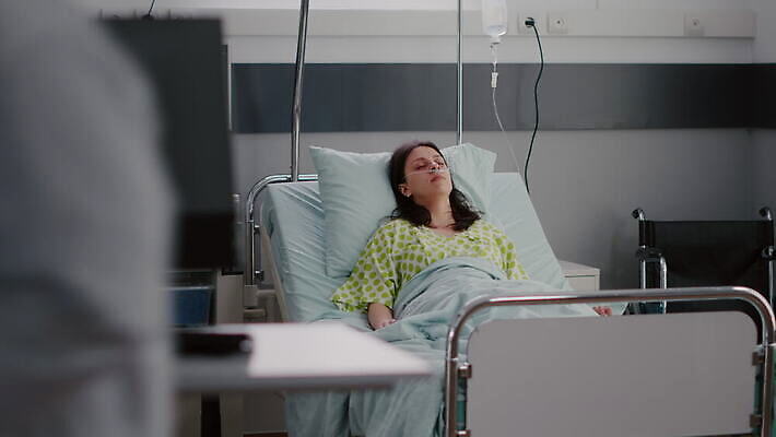 백인 컨셉 휴식 건강 병원 사람 치료 약 방 고통 환자 침대 잠 열 바이러스 닫기 질병 낮잠 감시 병실 산소 순서 거짓말 돌봄 심장병 치유 회복 4K MOV 해외동영상 클립영상 서양인 감정 가구 의학 모션 원소 동영상 파일형식