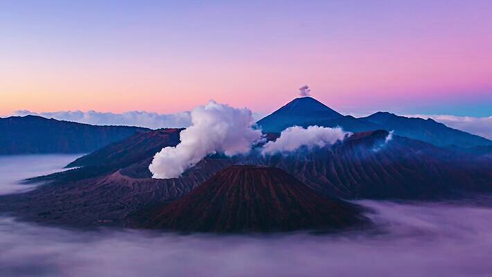 구름 여행 이동 자연 하늘 아침 불꽃 산 안테나 파노라마 풍경 사람없음 야외 빨간색 햇빛 마을 일출 동남아시아 안개 시골 연기 숲 위험 폭발 화산 인도네시아 먼지 분화구 연소 랜드마크 절정 4K 타임랩스 MP4 해외동영상 클립영상 주간 자연요소 아시아 컬러 컨셉 통신 불 날씨 촬영기법 태양 노을 생태계 동영상 파일형식