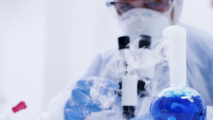 여자 산업 과학 유리 탁자 건강 현미경 실험 작업복 사람없음 파란색 거품 장비 액체 실험실 연기 천 과학자 플라스크 분석 비커 유리그릇 튜브 공식 원뿔 반응 방법 화학물질 화학자 4K 유체 MOV 해외동영상 클립영상 도형 직업 그릇 옷 컬러 가구 컨셉 재질 실험기구 사람 직물 화학 동영상 학자 파일형식