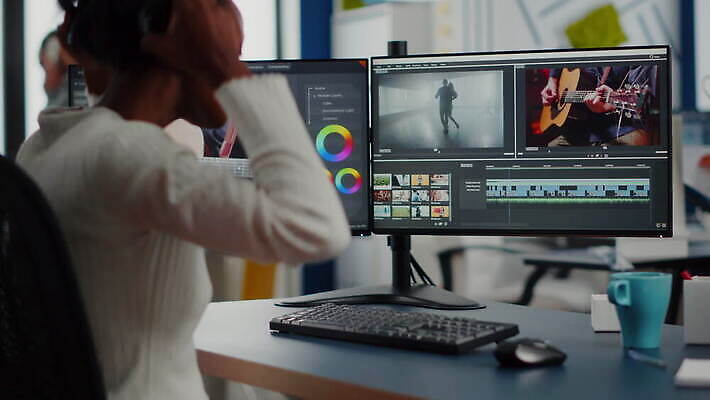 편집 디자인 회사 비즈니스 직장 실내 창조 사람 그래픽 컴퓨터 사무실 디지털 모니터 검은색 헤드폰 디자이너 필름 영화 예술가 오디오 동영상 멀티미디어 블로거 소프트웨어 프로젝트 4K MOV 해외동영상 클립영상 직업 컬러 음향기기 문화예술 내부 전자제품 파일형식