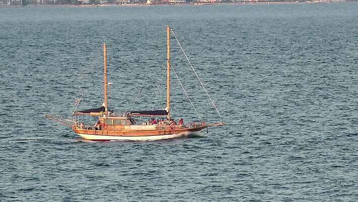 남자 어린이 바다 섬 가족 항해 사람없음 슬픔 보트 기다림 울음 가난 이슬람교 갈증 기아 그리스 보안 트랙 망사 덩어리 난민 노숙자 마케도니아 불법 시리아 아랍어 옛날 해로움 헬프 수평선 이민 국경 필요 4K MP4 해외동영상 클립영상 감정 유럽 종교 이동 컨셉 배_교통 중동 관계 모션 표정 안전 사람 직물 도움 범죄 사회이슈 동영상 파일형식 남유럽