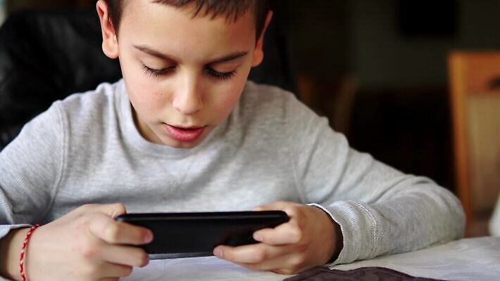 라이프스타일 행복 어린이 백그라운드 인터넷 통신 놀이 모바일 세포 사람 소년 성인 스마트폰 핸드폰 스크린 웹 게임 관찰 잡기 서핑 메시지 어플리케이션 무선전화기 스마트 온라인 동영상 인터넷주소 게이머 비디오게임 소셜 4G 4K MP4 해외동영상 클립영상 남자 감정 컨셉 모션 IT 생활 전자제품 스마트기기 수상스포츠 전화기 파일형식