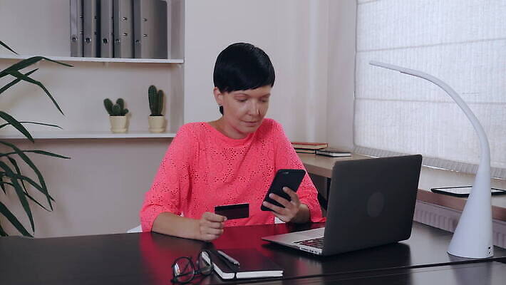 백인 직업 라이프스타일 여자 분홍색 비즈니스 모바일 한명 성인 스마트폰 핸드폰 쇼핑 사무실 유행 스크린 터치 잡기 업무 비즈니스우먼 신용카드 고급 구매 출퇴근 온라인 예약 진짜 터치스크린 세련 4K MOV 해외동영상 클립영상 서양인 1 컬러 컨셉 모션 사람 생활 금융 전자제품 스마트기기 작업 직장인 동영상 파일형식