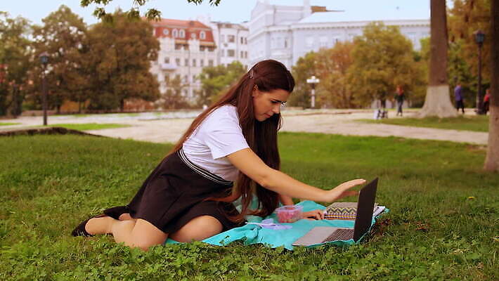 나무 백인 학생 라이프스타일 공원 여자 교육 인터넷 과일 비즈니스 통신 자연 휴식 노동자 갈색머리 건강 한명 미소 앉기 잔디 야외 여름 노트북 스터디 컴퓨터 디지털 봄 네트워크 먹기 시작 바쁨 전자 점심식사 단절 네트워킹 성인여자만 4K MOV 해외동영상 클립영상 서양인 식물 직업 1 헤어스타일 계절 공공시설 컨셉 모션 표정 사람 생활 전자제품 학습 식사 생태계 동영상 여자만 성인만 파일형식