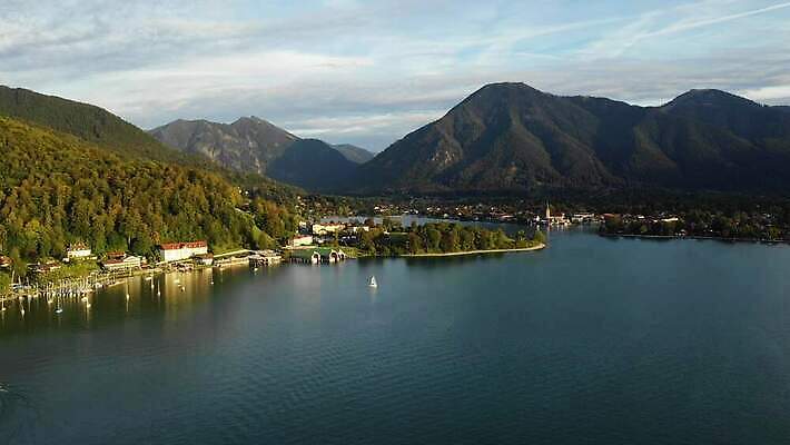 나무 유럽 호수 여행 자연 하늘 산 독일 파노라마 사람없음 야외 물 파란색 관광지 교회 마을 보트 언덕 장면 타운 바이에른 바이에른사람 산맥 4K MOV 해외동영상 클립영상 자연요소 식물 나라 컬러 배_교통 종교건축 촬영기법 건물 도시 생태계 동영상 파일형식