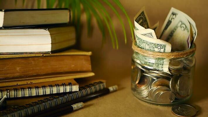 종이 안경 백그라운드 컨셉 지폐 돈 비즈니스 유리 성공 수업 사람없음 금융 경제 학습 달러 동전 장비 저축 저금통 흰색 항아리 재산 닫기 가난 수집 대학교 투자 계좌 수입 자금 페니 비어있는 MOV 해외동영상 클립영상 잡화 교육 컬러 학교 모션 재질 도자기 동영상 파일형식