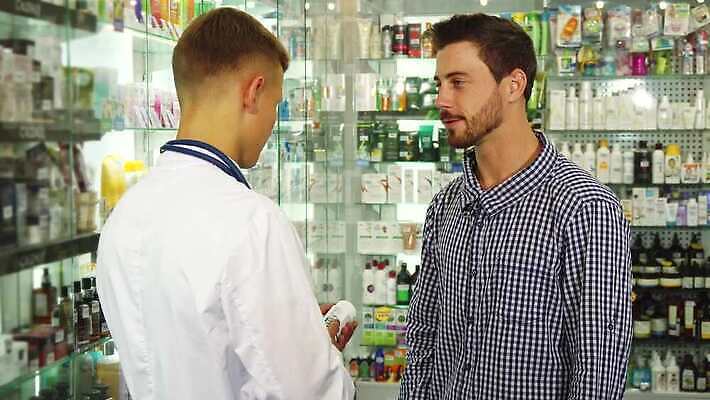 직업 남자 2 포장 청진기 성공 악수 건강 대화 미소 사람 성인 두명 금발 알약 약 상점 듣기 고통 환자 의사 가운 업무 약국 직원 주기 상담 조제 관심 마약 약사 인원 화학약품 4K MOV 해외동영상 클립영상 헤어스타일 옷 감정 컨셉 의학 의료기기 모션 표정 말하기 손짓 의료진 작업 화학 만들기 동영상 물질 파일형식