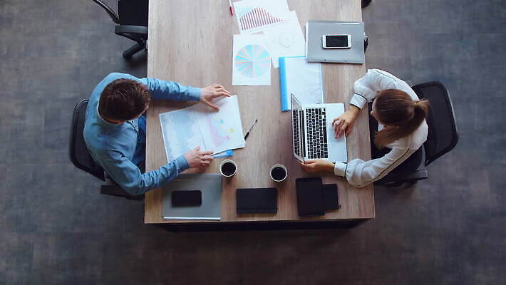 직업 행복 2 회사 탁자 성공 설계 기념 직장 사람 두명 노트북 사무실 축하 우승 업무 비즈니스맨 비즈니스우먼 자신감 정상 종업원 스마트 책상 바쁨 창업 나눔 경영 마케팅 콜라보레이션 4K MOV 해외동영상 클립영상 여자 남자 감정 가구 컨셉 비즈니스 전자제품 최고 작업 직장인 자영업 동영상 파일형식
