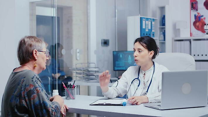 손 안경 신체 청진기 유리 건강 병원 대화 가면 컴퓨터 약 앞치마 듣기 환자 간호사 의사 온도계 캐비닛 피부 책상 직원 측정 방문 온도 언니 적외선 코로나바이러스 4K MOV 해외동영상 클립영상 잡화 가구 의학 가족 의료기기 모션 재질 말하기 신체부위 전자제품 의료진 바이러스 사물함 자매 동영상 파일형식