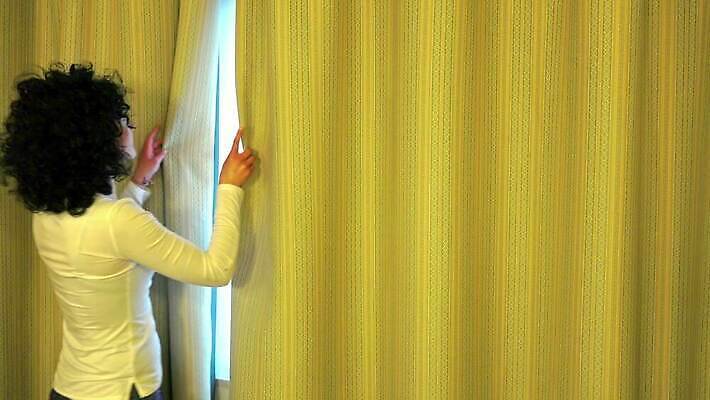 백인 응시 여자 감정 얼굴 백그라운드 컨셉 스트레스 사람 성인 검은색 고통 슬픔 표현 좌절 고독 울음 이별 고민 두통 문제 긴장 파산 부정적 우울증 혼란 혼자 실종 4K HD MP4 해외동영상 클립영상 서양인 시선 컬러 표정 신체부위 금융 질병 사건 동영상 파일형식