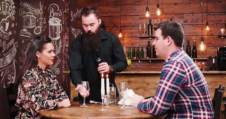 백인 커플 여자 기념일 남자 행복 음료 2 데이트 관계 탁자 함께함 발렌타인데이 사랑 미소 웃음 사람 앉기 성인 30대 파티 식당 와인 식사 저녁식사 낭만 마시기 축하 알코올 바 날짜 우아함 야간 저녁 먹기 4K MOV 해외동영상 클립영상 자연요소 서양인 감정 가구 컨셉 모션 데이이벤트 주류 표정 이벤트 장년 상점 밤 동영상 파일형식