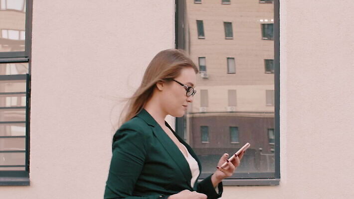 직업 긴머리 행복 안경 비즈니스 성공 거리 한명 미소 사람 성인 야외 옆모습 스마트폰 핸드폰 사무실 산책 업무 비즈니스우먼 연결 경영자 경영 MOV 해외동영상 슬로모션 클립영상 1 헤어스타일 잡화 여자 감정 뷰포인트 컨셉 휴식 촬영기법 표정 전자제품 스마트기기 작업 직장인 리더 동영상 파일형식