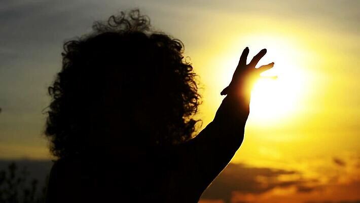 손 감정 실루엣 종교 백그라운드 컨셉 손가락 자연 하늘 그림자 사랑 사람 야외 파란색 빛 햇빛 태양 숫자 일출 맑음 희망 일몰 주먹 터치 에너지 자유 광선 게임 잡기 오픈 원형 황금 광 말라위 신앙심 MOV 해외동영상 클립영상 자연요소 도형 문자 컬러 모션 놀이 날씨 촬영기법 신체부위 노을 생태계 동영상 파일형식