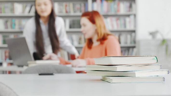학생 여자 교육 인터넷 통신 교실 학교 수업 협력 책장 아이디어 함께함 동양인 두명 책 친구 스터디 컴퓨터 청춘 공책 우정 시험 정보 작업 도서관 계획 집중 대학교 다민족 프로젝트 콜라보레이션 4K MOV 해외동영상 클립영상 가구 컨셉 관계 문구용품 사람 인종 전자제품 학습 동영상 파일형식