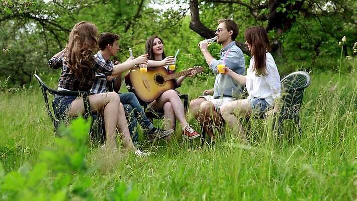 학생 라이프스타일 여자 남자 행복 음료 음악 회사 노래 자연 놀이 휴가 맥주 함께함 미소 사람 소녀 소년 여러명 야외 여름 친구 소풍 파티 우정 마시기 기타 축하 그룹 오렌지주스 만족 5 4K MOV 해외동영상 클립영상 계절 감정 어린이 다수 컨셉 비즈니스 관계 모션 현악기 문화예술 주류 표정 이벤트 생활 숫자 야외활동 과일주스 생태계 동영상 파일형식