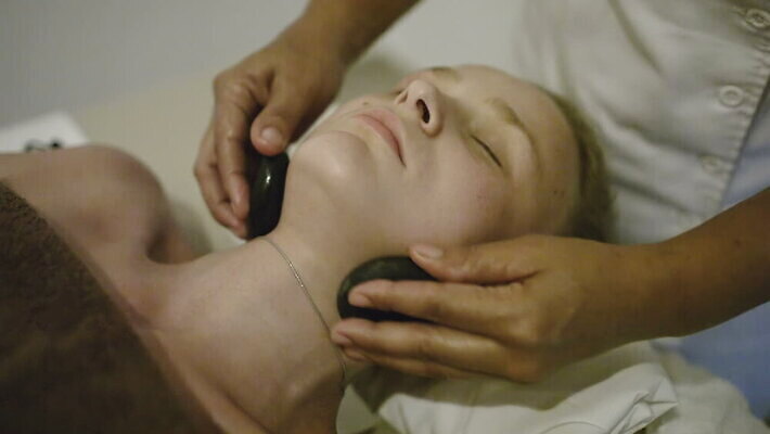 직업 여자 선 휴식 건강 사람 뷰티 상점 스파 마사지 뜨거움 피부 마사지사 피부관리 목 테라피 순서 돌봄 바디케어 안마사 치료사 MOV 해외동영상 클립영상 컨셉 모션 신체부위 동영상 파일형식