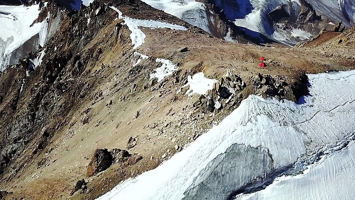 구름 여행 겨울 하늘 산 안테나 파노라마 사람 풍경 사람없음 얼음 등산 트래킹 하이킹 광선 흰색 그룹 황무지 위험 오르기 알프스 암초 산봉우리 항공촬영 드론 산악가 원정 절정 카자흐스탄 눈내림 4K 알마티 MP4 해외동영상 클립영상 자연요소 계절 유럽 아시아 뷰포인트 컬러 컨셉 통신 모션 레저 촬영기법 눈 봉우리 동영상 파일형식