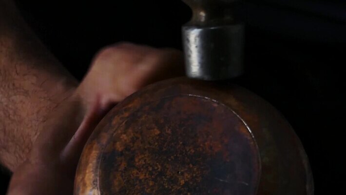 전통 손 디자인 아시아 문화 조각 패턴 노동자 미술 동양인 장식 금속 수확 골동품 기구 공구 조끼 업무 냄비 망치 질감 청동 손질 판화 동쪽 장인 주인 공예가 구리 노크 놋쇠 대장장이 명품 방법 솜씨 옛날 핸드메이드 MP4 해외동영상 클립영상 직업 나라 무늬 농업 재질 문화예술 인종 신체부위 외투 도구 작업 원소 솥 상품 방향 동영상 파일형식