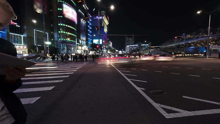 라이프스타일 행복 아시아 도로 자동차 거리 서울 사람없음 컴퓨터 태블릿 터치패드 알약 디지털 도시 고속도로 보행자 야간 무선전화기 패드 터치스크린 패닝샷 4K 타임랩스 MOV 해외동영상 클립영상 자연요소 감정 나라 길 육상교통 교통시설 한국 촬영기법 생활 전자제품 스마트기기 약 전화기 동영상 파일형식