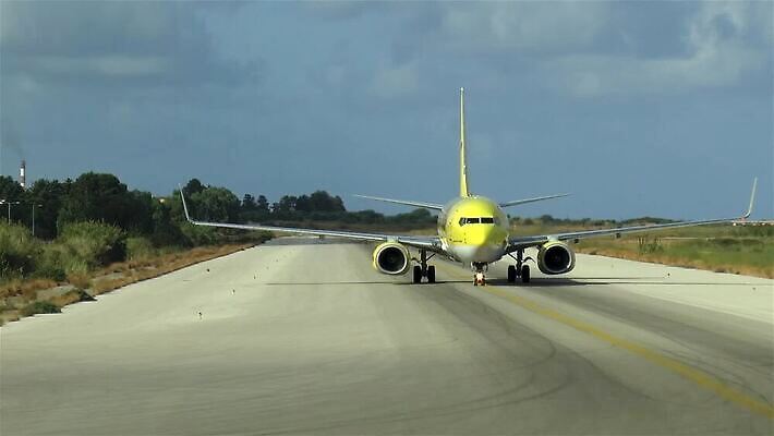 여행 교통시설 비행기 경사 사람없음 공항 도착 항공 상업 택시 활주로 승객 대패 유도로 MP4 해외동영상 클립영상 길 교통 항공교통 승용차 자동차 대중교통 시설 동영상 파일형식