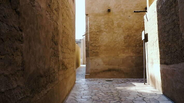 전통 외관 문화 벽 여행 건축양식 거리 주택 사람 동양인 사람없음 건물 마을 환경 골동품 바위 도시 역사 좁은 타운 동쪽 아랍에미리트 두바이 랜드마크 아랍어 옛날 특별함 4K MOV 해외동영상 클립영상 건축물 건축 컨셉 중동 인종 돌_바위 방향 동영상 파일형식