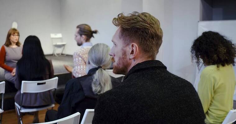 협력 건강 대화 사람 앉기 여러명 듣기 알코올 원형 그룹 토론 상담 커뮤니티 테라피 중독 마약 정신과의사 조언 지원 남용 중독자 안락 4K MP4 해외동영상 카운슬러 클립영상 도형 다수 컨셉 모션 말하기 뷰티 의사 상담원 동영상 파일형식