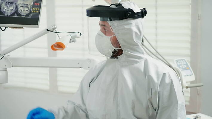 직업 얼굴 컨셉 엑스레이 치과 병원 작업복 말하기 가면 정장 약 장비 환자 의사 도구 입 바이러스 치아 보호 보호장비 치과의사 예방 방패 위생관리 치아교정 코로나바이러스 뉴노멀 4K 구강학 MOV 해외동영상 클립영상 옷 의학 모션 관리 신체부위 경제 의료진 소화기관 교정 동영상 파일형식