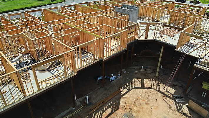 외관 산업 벽 캐나다 건축양식 지붕 새로움 아파트 주택 프레임 건설업 사람없음 내부 건물 목재 빛 미국 건설현장 수리 널 아래 뼈대 잡동사니 복원 설치 수목 합판 4K MOV 해외동영상 클립영상 나무 건축물 건축 컨셉 북아메리카 재료 방향 위치 동영상 파일형식