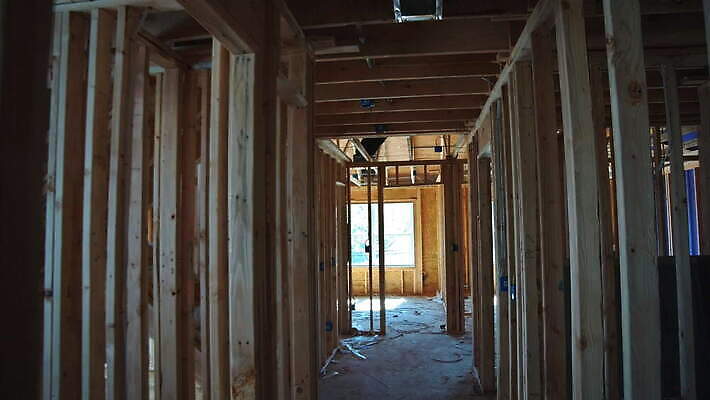 외관 산업 벽 캐나다 건축양식 지붕 새로움 아파트 주택 프레임 건설업 사람없음 내부 건물 목재 빛 미국 건설현장 수리 널 아래 뼈대 잡동사니 복원 설치 수목 합판 4K MOV 해외동영상 클립영상 나무 건축물 건축 컨셉 북아메리카 재료 방향 위치 동영상 파일형식