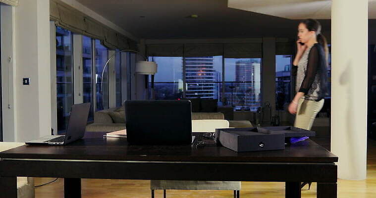 라이프스타일 여자 비즈니스 사업가 통신 잉글랜드 아파트 실내 한명 성인 30대 노트북 스마트폰 핸드폰 인테리어 컴퓨터 작업 비즈니스우먼 연결 전화기 런던 시티라이프 독립 성인여자만 4K MOV 해외동영상 클립영상 직업 1 디자인 영국 주택 사람 내부 생활 장년 전자제품 스마트기기 직장인 동영상 여자만 성인만 파일형식