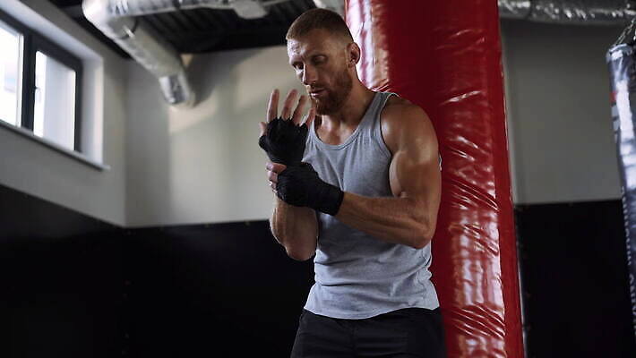 백인 손 스포츠 손가락 실내 건강 한명 사람 상자 운동 검은색 힘 경쟁 주먹 권투 장비 덮개 보호 손목 연습 준비 체육관 싸움 근육질 붕대 팔 셀프 챔피언 킥복싱 포장소품 4K MOV 해외동영상 클립영상 서양인 1 컬러 컨셉 포장 모션 근육 내부 신체부위 격투기 뚜껑 몸매 오브젝트 동영상 포장재료 파일형식