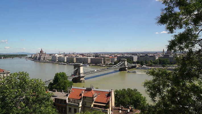 구름 유럽 도로 컬러 여행 건축양식 교통시설 하늘 파노라마 풍경 사람없음 건물 물 파란색 강 도시풍경 반사 여행객 일출 황혼 새벽 도시 역사 재산 해충 야간 저녁 장면 타운 스카이라인 헝가리 천연기념물 다뉴브강 랜드마크 부다페스트 수도권 옛날 4K MOV 해외동영상 클립영상 자연요소 건축물 건축 나라 길 교통 촬영기법 사람 금융 노을 일몰 벌레 시설 지역 동영상 동유럽 파일형식