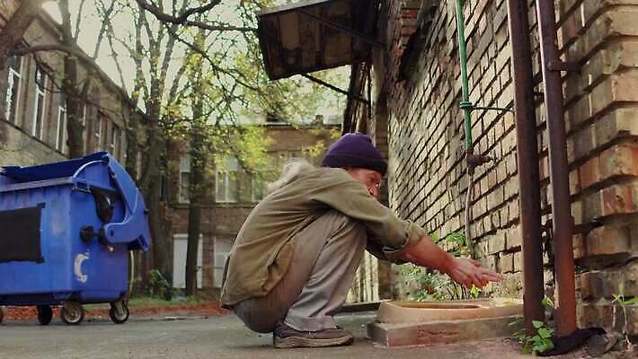 얼굴 거리 돌담 한명 사람 야외 물 청결 추위 코트 좌절 닫기 씻기 가난 청소 버리기 리빙 거지 구걸 노숙자 위생관리 헬프 4K MP4 해외동영상 클립영상 자연요소 1 감정 컨셉 모션 관리 신체부위 담장 외투 돌_바위 도움 위생 동영상 파일형식