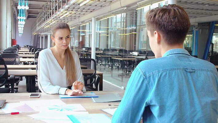 백인 행복 컨셉 인터넷 회사 비즈니스 통신 성공 설계 직장 함께함 대화 앉기 내부 두명 노트북 사무실 자료 우정 비즈니스맨 비즈니스우먼 자신감 네트워크 그룹 작업실 계획 스마트 책상 면접 창업 경영 프로젝트 힙스터 콜라보레이션 자극 4K MOV 해외동영상 클립영상 서양인 여자 패션 남자 감정 가구 모션 말하기 사람 친구 전자제품 직장인 자영업 동영상 파일형식