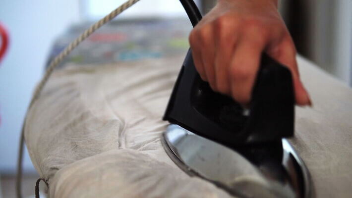 라이프스타일 손 옷 여자 행복 컬러 백그라운드 셔츠 가사 가정 주택 미소 사람 성인 물 기계 장비 흰색 공구 직물 잡기 업무 뜨거움 빨래 수증기 청소 철 주부 언론 다리미질 4K MOV 해외동영상 클립영상 자연요소 감정 상의 모션 표정 건물 생활 신체부위 도구 작업 동영상 파일형식