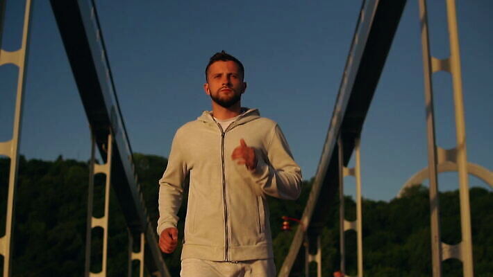 백인 공원 남자 도로 스포츠 모션 자연 하늘 수염 건강 한명 야외 앞모습 30대 달리기 조깅 운동 햇빛 일출 도시 연습 달리기선수 선로 성인남자만 MOV 해외동영상 슬로모션 클립영상 레이스천 서양인 1 공공시설 길 뷰포인트 교통시설 촬영기법 사람 장년 태양 노을 직물 생태계 육상선수 동영상 남자만 성인만 파일형식