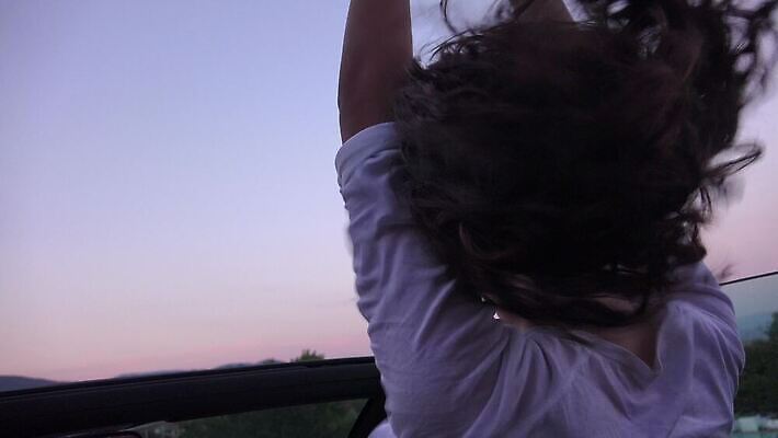 라이프스타일 커플 여자 행복 도로 여행 자동차 휴가 갈색머리 사람 야외 친구 햇빛 태양 파티 일몰 기쁨 꿈 운전 운전사 고급 오픈카 자동 4K MP4 해외동영상 클립영상 자연요소 직업 헤어스타일 감정 길 육상교통 컨셉 관계 교통시설 모션 승용차 이벤트 생활 노을 동영상 파일형식