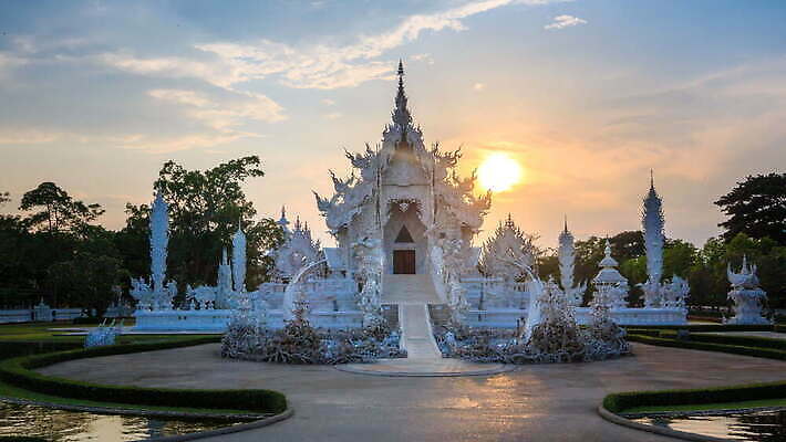 전통 디자인 아시아 종교 문화 조각 여행 백그라운드 불교 태국 하늘 미술 동양인 사람없음 야외 건물 장식 태양 반사 일몰 놀람 흰색 사찰 수도원 랜드마크 인기 스타일 강조 4K 타임랩스 MOV 해외동영상 클립영상 자연요소 건축물 감정 나라 컬러 종교건축 문화예술 촬영기법 표정 인종 노을 동영상 파일형식