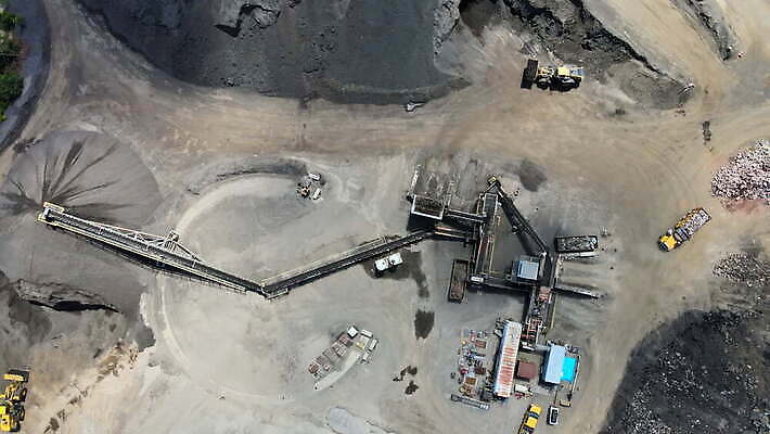 산업 도로 모래 공장 교통시설 사람없음 야외 건물 환경 기계 장비 건설현장 바위 업무 제조 컨테이너 아스팔트 굴착기 천 언덕 시멘트 수납 섞기 콘크리트 4K MOV 해외동영상 클립영상 건축물 길 교통 공업 건설업 돌_바위 직물 작업 중장비 시설 동영상 파일형식