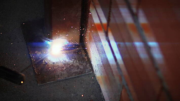 직업 산업 컬러 공장 불 불꽃 노동자 기술 안전 사람없음 빛 금속 힘 장비 공구 손전등 업무 뜨거움 작업실 제조 보호 연결 헬멧 철 문학 가스 공학 국회 공예가 용접 용접공 자동 조작 철강 4K MOV 해외동영상 클립영상 자연요소 교육 컨셉 공업 재질 조명 도구 작업 보호장비 동영상 파일형식