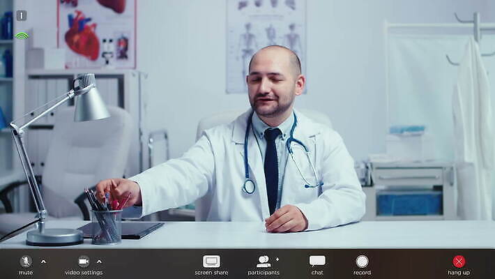 직업 통신 청진기 건강 병원 대화 성인 치료 컴퓨터 약 건강관리 헤드폰 웹 환자 의사 도움 직원 상담 덮기 부름 온라인 동영상 소프트웨어 영상통화 화상통화 가상 1인칭시점 4K MOV 해외동영상 클립영상 시선 음향기기 컨셉 인터넷 의학 의료기기 모션 관리 말하기 사람 전자제품 의료진 통화 파일형식